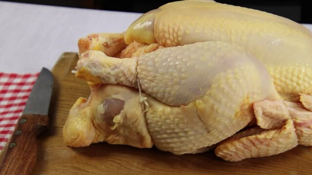 chapon cru, en gros plan, sur une table