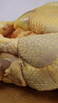 chapon cru, en gros plan, sur une table