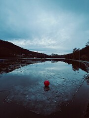 Ballon rouge sur la Meuse gelée