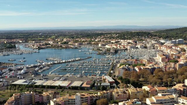 survol du cap d'Agde et Plage De La Conque dans le sud de la France, H&eacute;rault, Occitanie	
