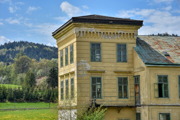 Mainburg, Fabrikgebäude, Jugendstil, historisch, Fabriksgebäude, Wehr, Fluss, Pielach, Fenster, Stockwerk, historisch, Flügelfenster, Fabrik, Traumulus, Werk, Holzerzeugung, Blechdach, Turm, Verzierun