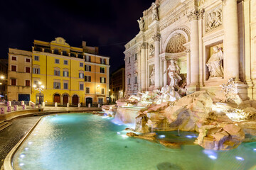 Obraz na płótnie Canvas Famous Trevi fountain at night in Rome, Italy