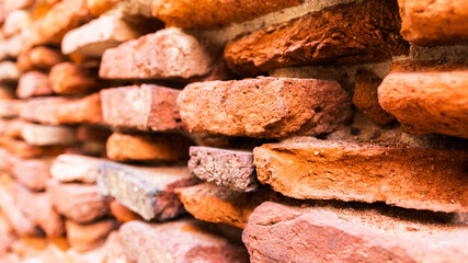 Vieux mur en briques rouges
