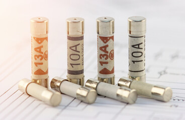 Ceramic fuses for overcurrent protection on the electrical diagram.