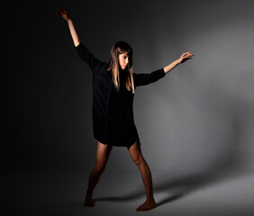 Obraz premium Female dancer isolated dancing with grey background
