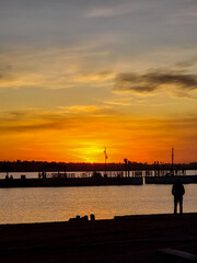 Obraz premium Atardecer en la laguna, silueta de hombre observando el atardecer. Ciudad de Santa Rosa La Pampa Argentina