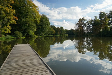 Ein idyllischer See mit einem neuen Steg