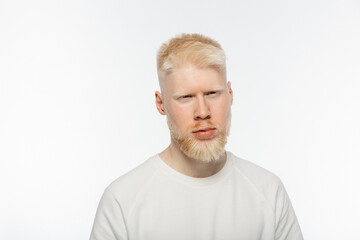 Obraz premium bearded and serious albino man in t-shirt looking at camera isolated on white