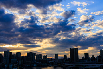 １０月の東京のお台場の美しい夕焼けと青い空