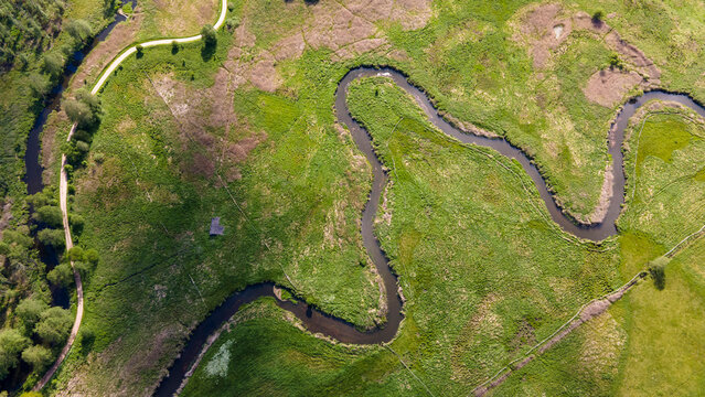 Rzeka widok z góry, zielony łąki i wijąca się między nimi rzeka © Rafa