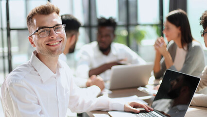 Obraz premium Smiling professional business leaders and employees group team portrait