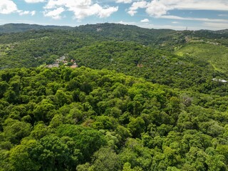 Foto aérea da Serra da Cantareira, em Mariporã, São Paulo, mostrando a mata atlântica