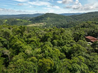Foto aérea da Serra da Cantareira, em Mariporã, São Paulo, mostrando a mata atlântica