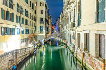 Nachtansicht von der Brücke der Sehenswürdigkeiten, dem ehemaligen Gefängnis des Dogenpalastes, Venedig zum schmalen Kanal in Venedig,
