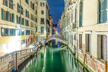 Fototapete Seufzerbrücke Nachtansicht von der Brücke der Sehenswürdigkeiten, dem ehemaligen Gefängnis des Dogenpalastes, Venedig zum schmalen Kanal in Venedig,