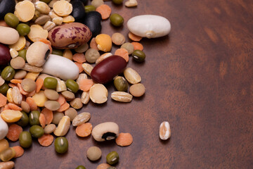 primo piano legumi e cereali su un tavolo di legno