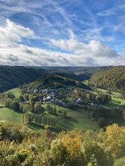 Vue sur la vallée de la Semois depuis Rochehaut en Belgique