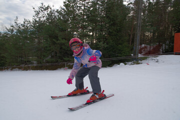 dziewczynka jeździ na nartach - obrazy, fototapety, plakaty