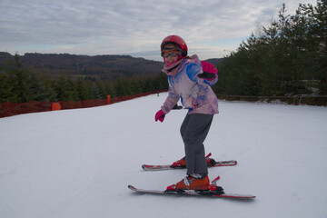 dziewczynka jeździ na nartach