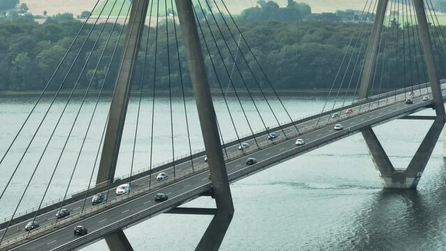 Aerial teleoptik von Far&oslash;broerne Autobahnbr&uuml;cke von Seeland nach Falster mit Verkehr.
Schr&auml;gseilbr&uuml;cke zwischen der Insel Far&oslash; und der Insel Falster &uuml;ber den Storstr&oslash;m