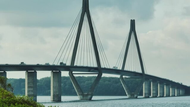 Aerial teleoptik reveal von Far&oslash;broerne Autobahnbr&uuml;cke von Seeland nach Falster mit Verkehr.
Schr&auml;gseilbr&uuml;cke zwischen der Insel Far&oslash; und der Insel Falster &uuml;ber den Storstr&oslash;m