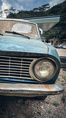 Carro azul antigo abandonado e enferrujado