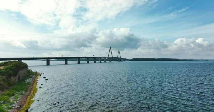 Luftaufnahme von Far&oslash;broerne Autobahnbr&uuml;cke von Seeland nach Falster mit Verkehr. Schr&auml;gseilbr&uuml;cke zwischen der Insel Far&oslash; und der Insel Falster &uuml;ber den Storstr&oslash;m