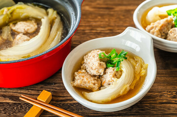 取り分けた鶏つくねの鍋