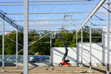 New building steel framework assembly using self propelled lift platform