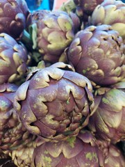 Obraz premium Artichokes scene on a market stall