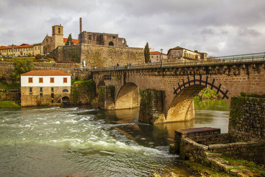 Medieval bridge Ponte de Barcelos crossing the Cavado River,  Barcelos, Minho Province, Portugal