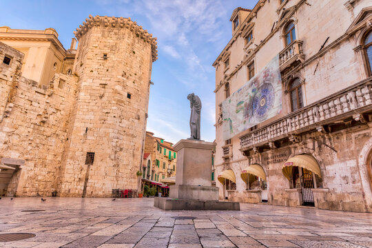 Venetian Castle and statue of Croatian poet Marko Marulic in Radic Brothers Square in the city centre of Split; Split, Croatia