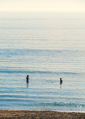 Dos bañistas en la playa