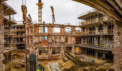 Proces rewitalizacji starych hal przemysłowych w ekskluzywne apartamentowce. © Dom