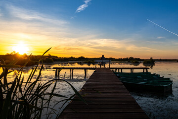 Fototapeta na wymiar wschód słońca nad jeziorem