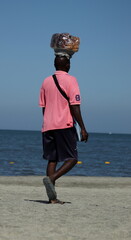hombre vendiendo cocadas en playa de santa Marta