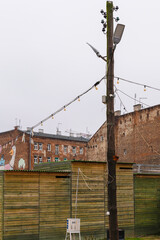 Różyckiego na Pradze Północ w Warszawie. Widok na bazar i stare kamienice na Brzeskiej