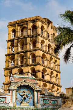 Alcove with Hindu deity in wall of Dravidian Chola era Airavatesvara Temple; Darasuram, Tamil Nadu, India