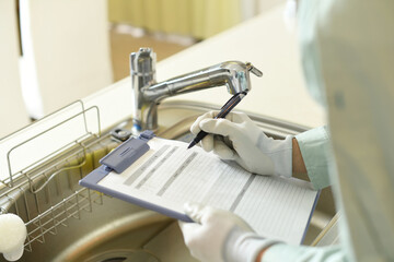 水道の点検をする作業員の手元