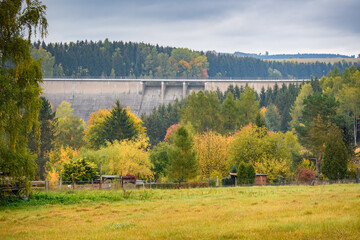 Staumauer Talsperre Rauschenbach im Herbst