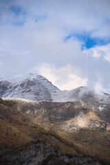 Gran montaña nevada en un día nublado. Montaña rocosa y muy nevada