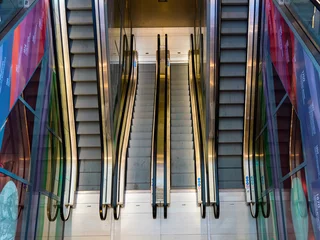 Foto auf Acrylglas Rotterdam, Niederlande - 28. April 2022: Rolltreppen ohne Menschen im überdachten Marktgebäude in Rotterdam © Taljat
