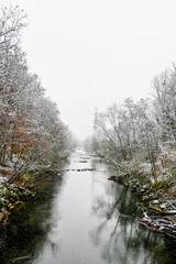 Münchenstein, Birs, Fluss, Birstal, Baselland, Arlesheim, Reinach, Wald, Waldweg, Auwald, Uferweg, Wanderweg, Renaturierung, Winter, Winterlandschaft, Winterspaziergang, Eis, Schnee, Basel, Schweiz 