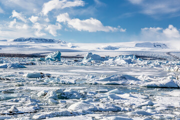 Iceberg staccati dal ghiacciaio jökulsárlón galleggiano sulla laguna