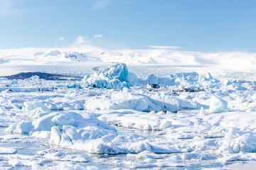 Fototapeta na wymiar Iceberg staccati dal ghiacciaio, crepacci del ghiacciaio e nuvole bianche