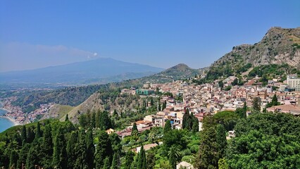 Obraz premium Vue générale sur l'Etna et Taormine, province de Messine, Sicile, Italie. 
