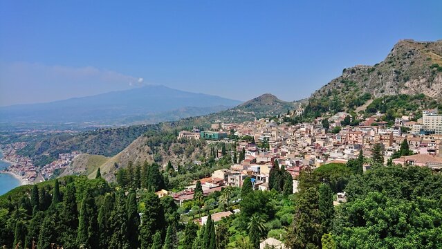 Vue g&eacute;n&eacute;rale sur l'Etna et Taormine, province de Messine, Sicile, Italie.
