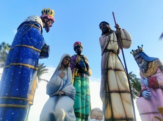 Nacimiento gigante San José, la virgen y el niño junto a los tres reyes magos Melchor, Gaspar y...
