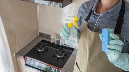 キッチンの掃除をする人