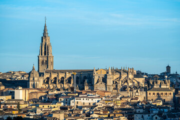 Fototapeta na wymiar Views of the city of Toledo and its Cathedral during sunrise on a sunny and clear day